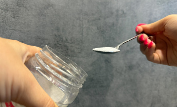 Разбавляю 5 мл дешевого средства в литре воды и заменяю 100 кг навоза: простой трюк молниеносного компоста